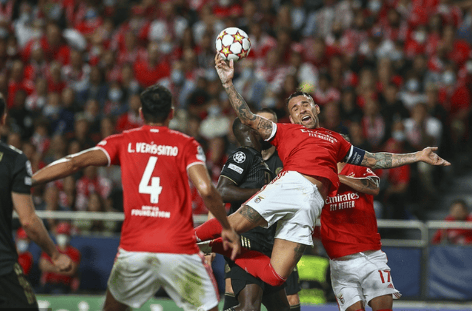 加时末段突围战来临，阿贾克斯围绕葡超防线松动，引发热议，训练强度明显提升