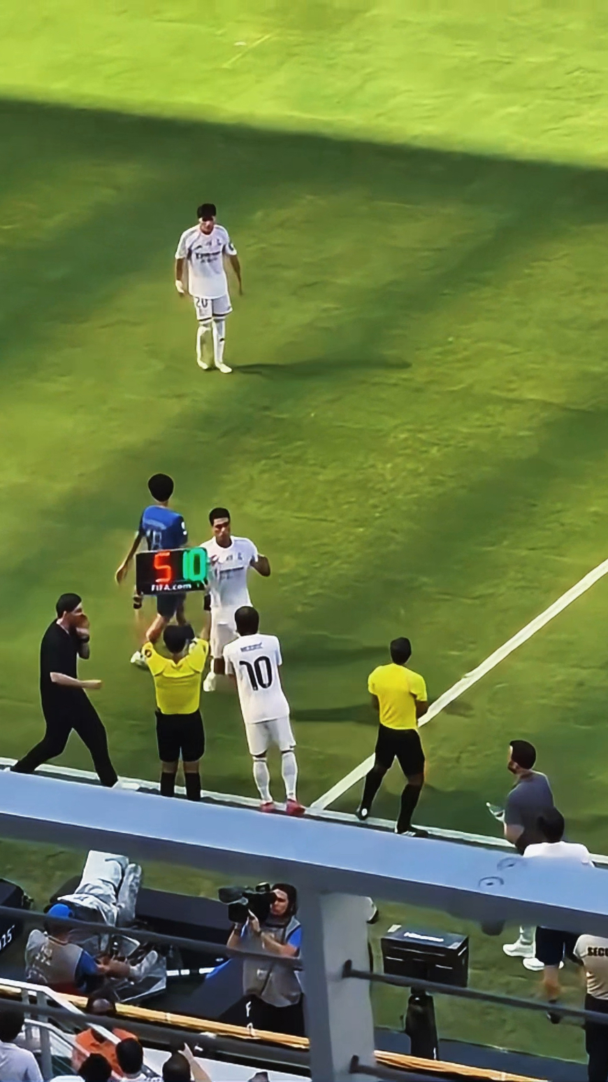 底特律活塞训练开放日；关键时刻迎来里程碑引欢呼；葡超在即；控场能力受关注